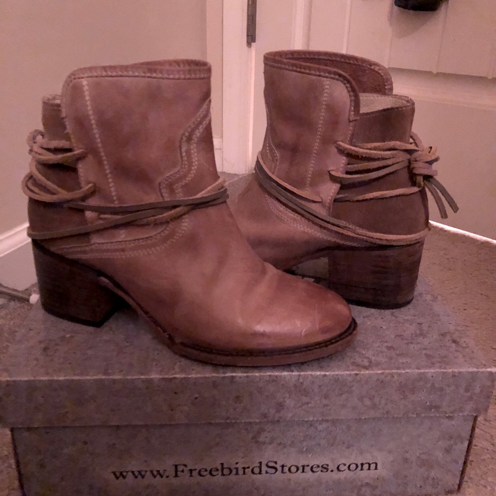 FREEBIRD by Steven size 9 Casey Boot in Taupe
